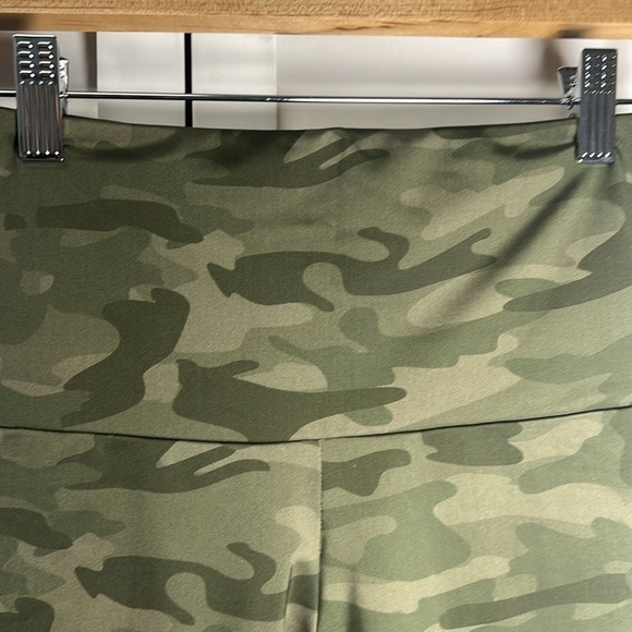 Free People Movement + Onzie High Rise Stretch Camo Bike Shorts Size S/M - Picture 3 of 6